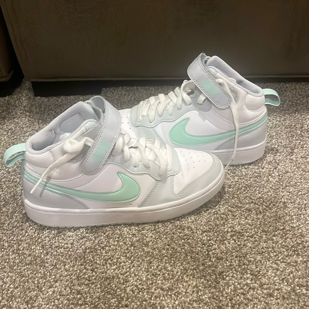 Nike court Borough Mid 2 size 7